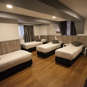 2* מלון Travel